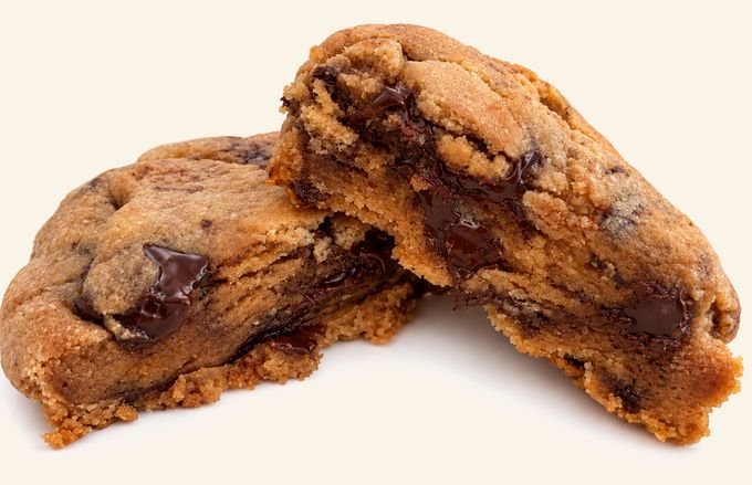 Cookie Aziden coup&eacute; en deux&nbsp;: la garniture au chocolat fondant se trouve &agrave; l&rsquo;int&eacute;rieur du cookie
