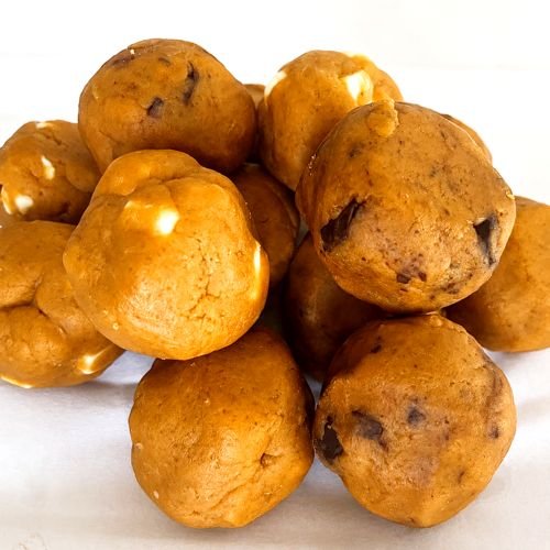 Pâte à cookie crue faite maison en boules